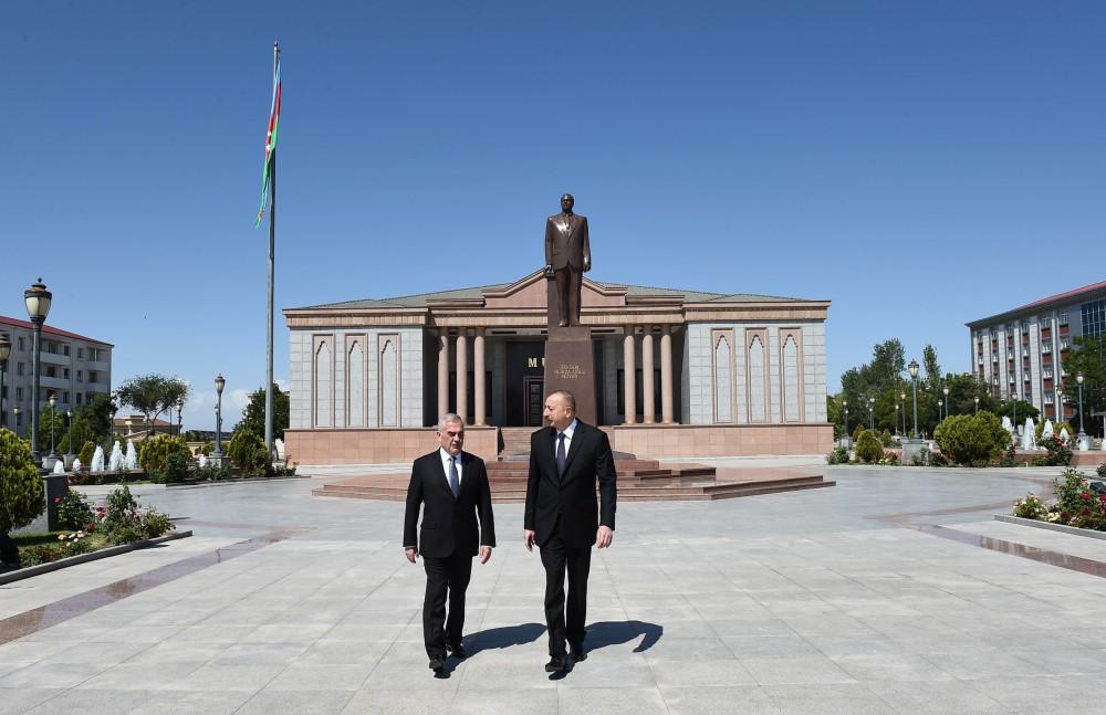 Azərbaycan Prezidenti Naxçıvanda Ümummilli Lider Heydər Əliyevin abidəsini ziyarət edib (FOTO)