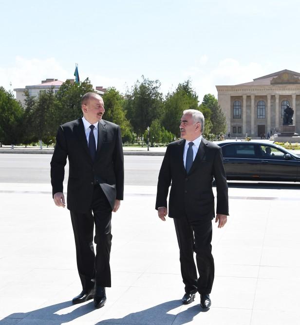 President Ilham Aliyev visits monument to Heydar Aliyev in Azerbaijan's Nakhchivan (PHOTO)