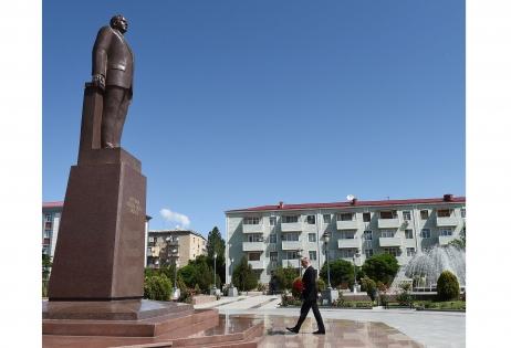 President Ilham Aliyev visits monument to Heydar Aliyev in Azerbaijan's Nakhchivan (PHOTO)