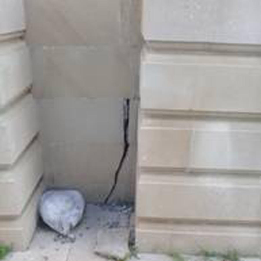 В результате оползня на Баиловском склоне в Баку образовались трещины в многоэтажном здании (ФОТО)