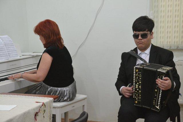 Учащиеся бакинской музшколы для инвалидов по зрению выступили с концертом (ФОТО)