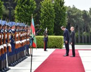 Prezident İlham Əliyev Serbiya Prezidenti Aleksandr Vuçiçi qarşılayıb (FOTO)