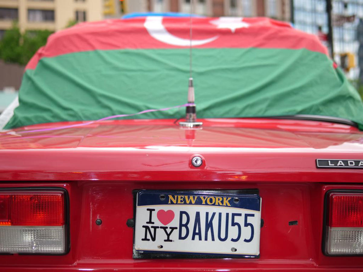 Nyu-Yorkda "Baku" və "Agdam" nömrə nişanlı avtomobillər yürüş keçirib (FOTO)