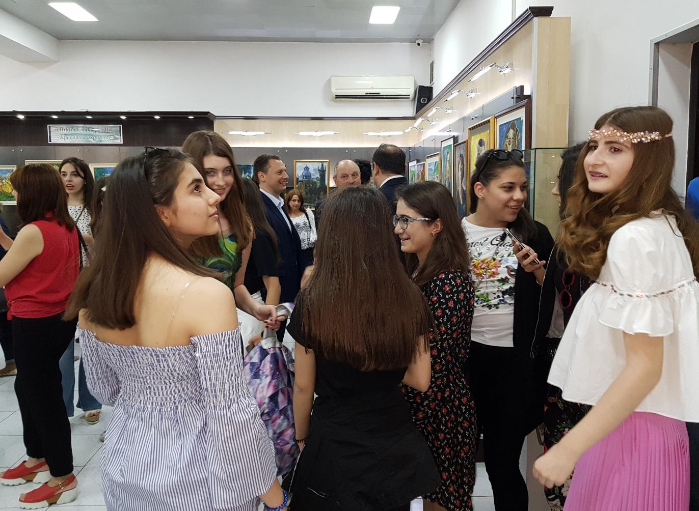 Актрисы и художницы – выставка сестер Муршудовых в Баку (ФОТО)