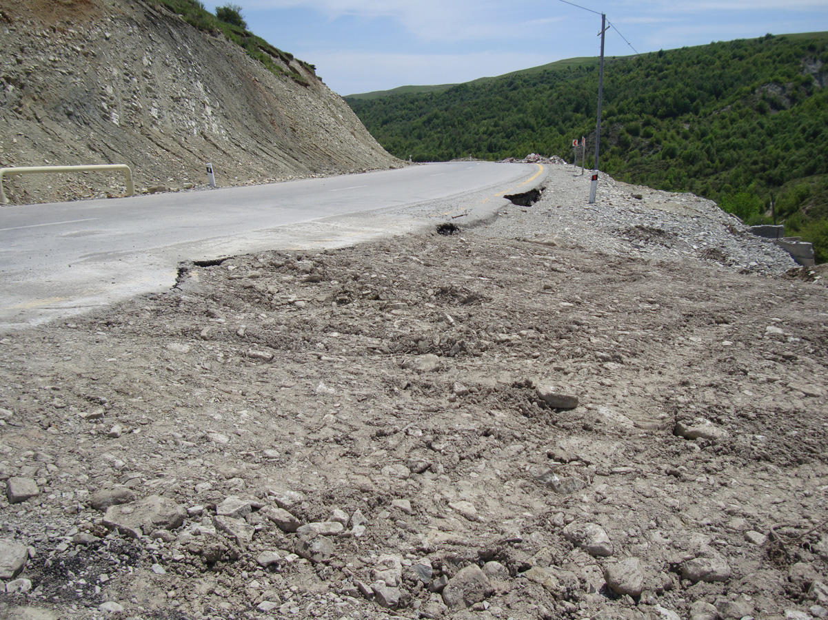 На ряде автодорог в Шамахинском районе активизировались оползневые процессы (ФОТО)