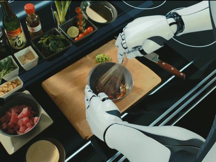 Robotların yemək bişirdiyi restoran açıldı