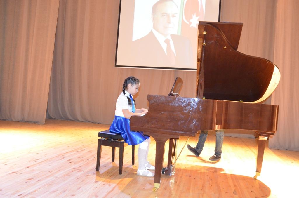 Uşaq musiqi məktəbinin birinciləri konsert keçirib (FOTO)