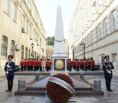 President Aliyev visits memorial in honor of Azerbaijan Democratic Republic (PHOTO)