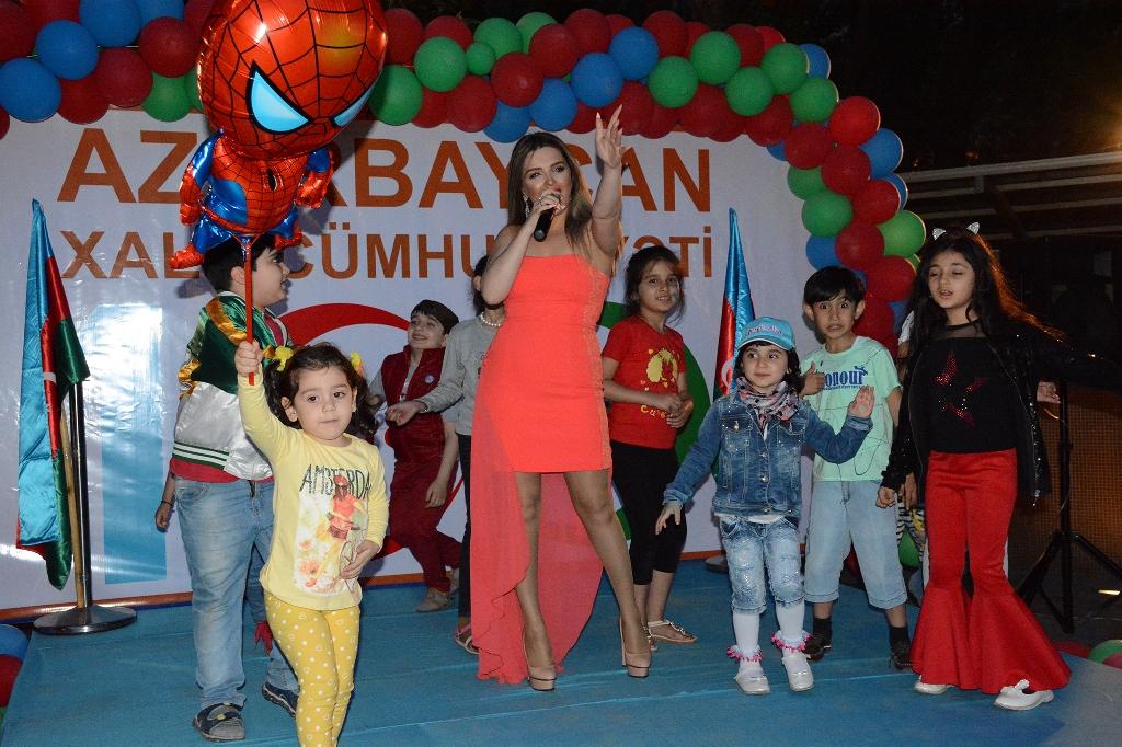 Fəvvarələr meydanında Azərbaycan Xalq Cümhuriyyətinin 100 illiyinə həsr olunmuş bayram konserti keçirilib (FOTO)
