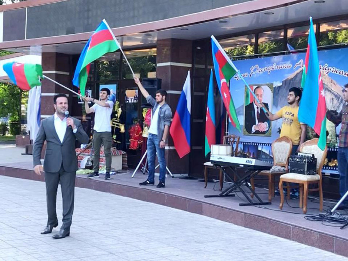 Азербайджанский певец удостоен благодарности партии "Единая Россия" (ФОТО)
