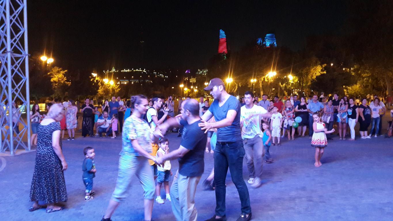 Все лето на Бакинском бульваре будут танцы на открытом воздухе! (ФОТО)