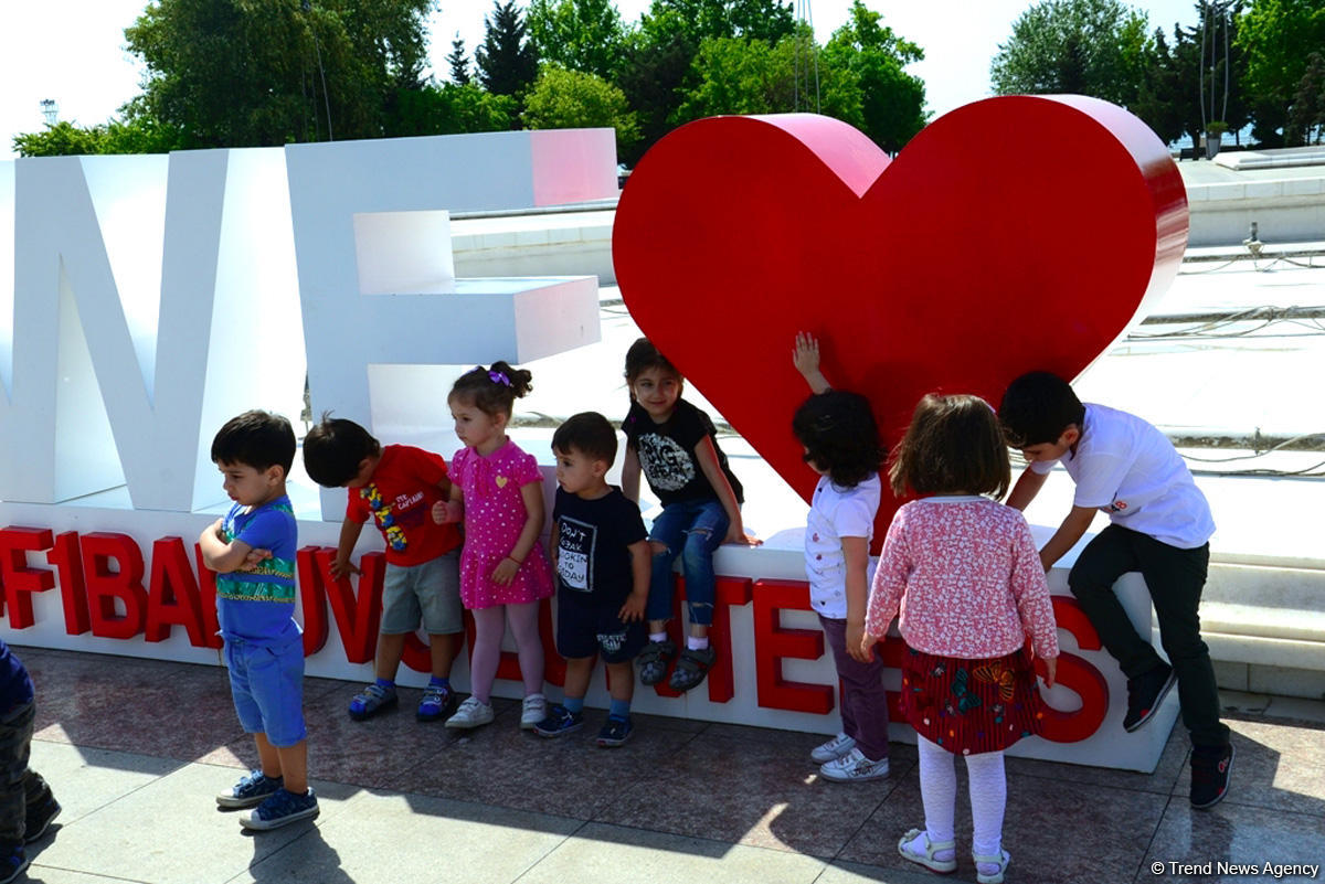 В Баку отметили Международный день защиты детей (ФОТО)