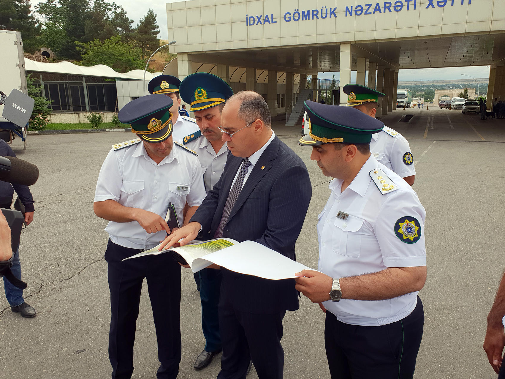 Глава  Госкомтаможни поручил облегчить пересечение азербайджано-российской границы для граждан и транспорта (ФОТО)