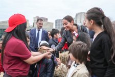 Президент Бакинского медиа-центра Aрзу Алиева посетила Детский фестиваль в парке Центра Гейдара Алиева (ФОТО/ВИДЕО)