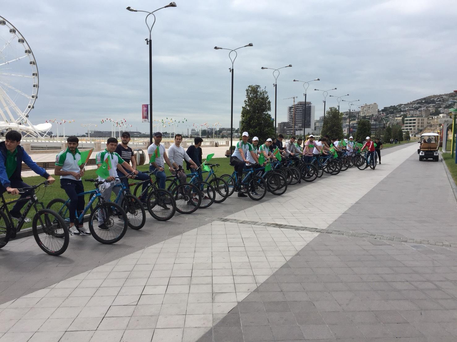Всемирный день велосипеда был отмечен в Баку массовым велопробегом (ФОТО)