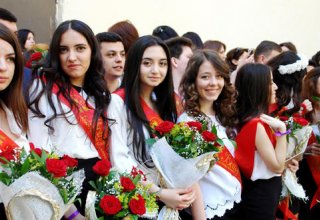 В школах Азербайджана сегодня прозвенит "последний звонок"