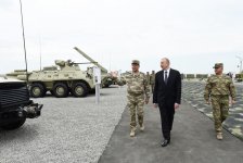 Верховный главнокомандующий ВС Азербайджана Ильхам Алиев ознакомился с условиями, созданными в военном городке (ФОТО)