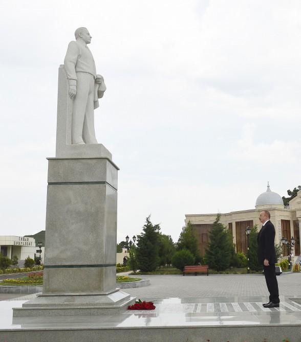 President Aliyev visits statue of national leader Heydar Aliyev in Goranboy (PHOTO)