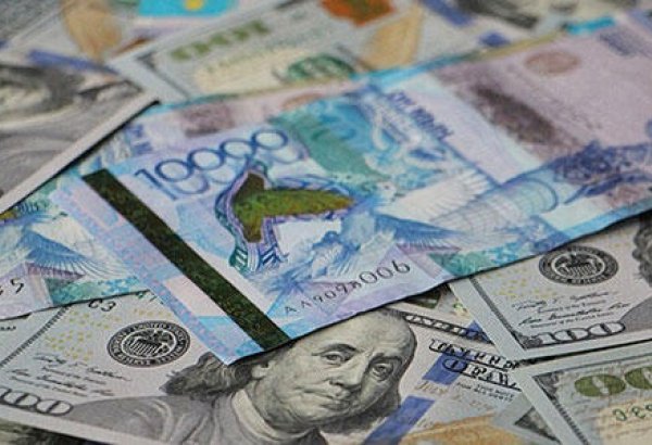 Казахстанский тенге вновь подешевел по отношению к доллару США