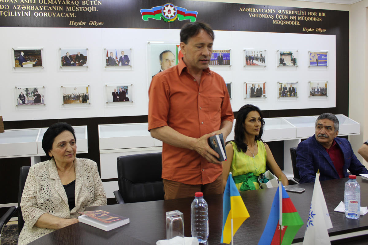 Ukraynalı yazıçılar Bakı Slavyan Universitetində olublar (FOTO)