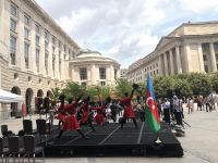 Azərbaycan musiqisi və rəqsləri Vaşinqtonun mərkəzində tamaşaçıları valeh edib (FOTO)