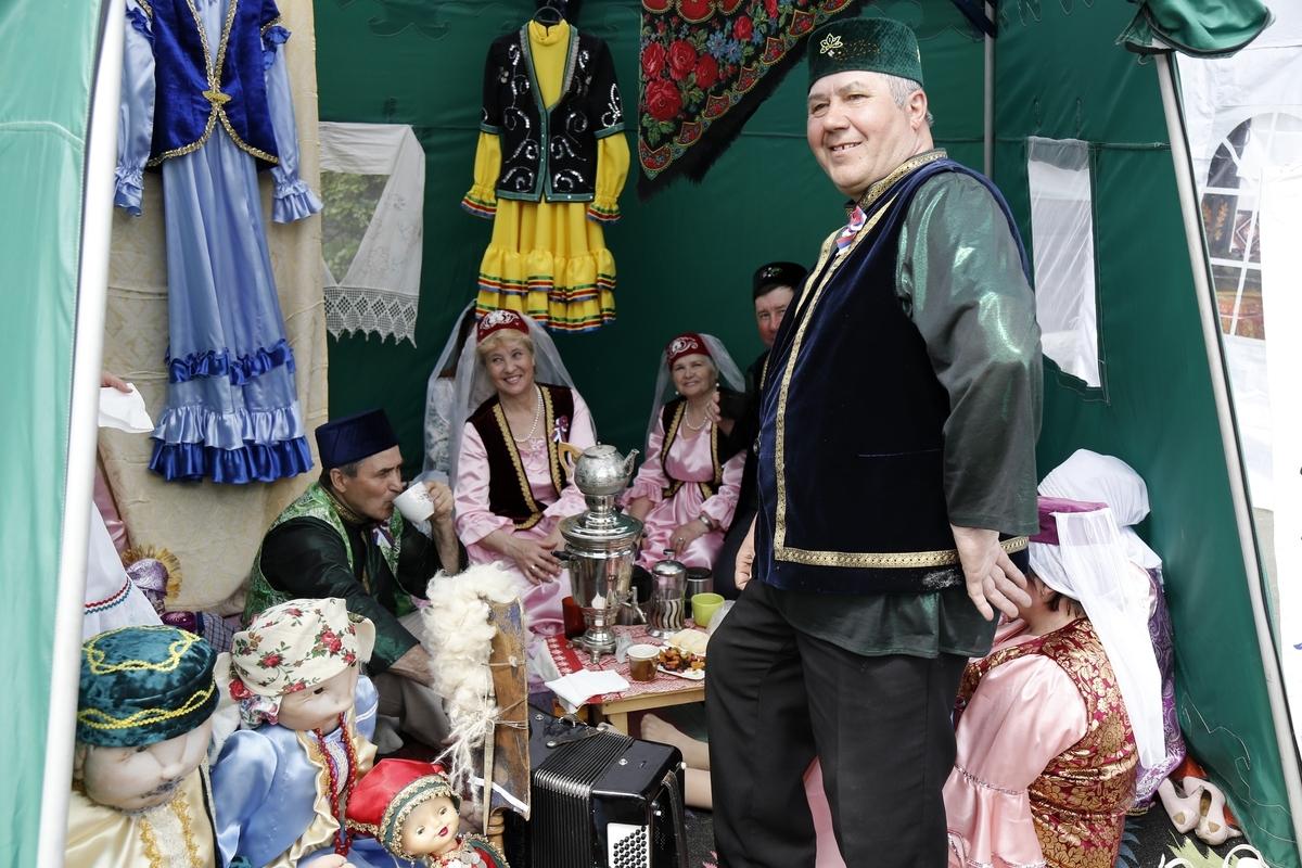 В День России азербайджанцы угощали долмой, люля-кебабом и гранатовым соком (ФОТО)