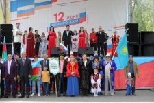В День России азербайджанцы угощали долмой, люля-кебабом и гранатовым соком (ФОТО)