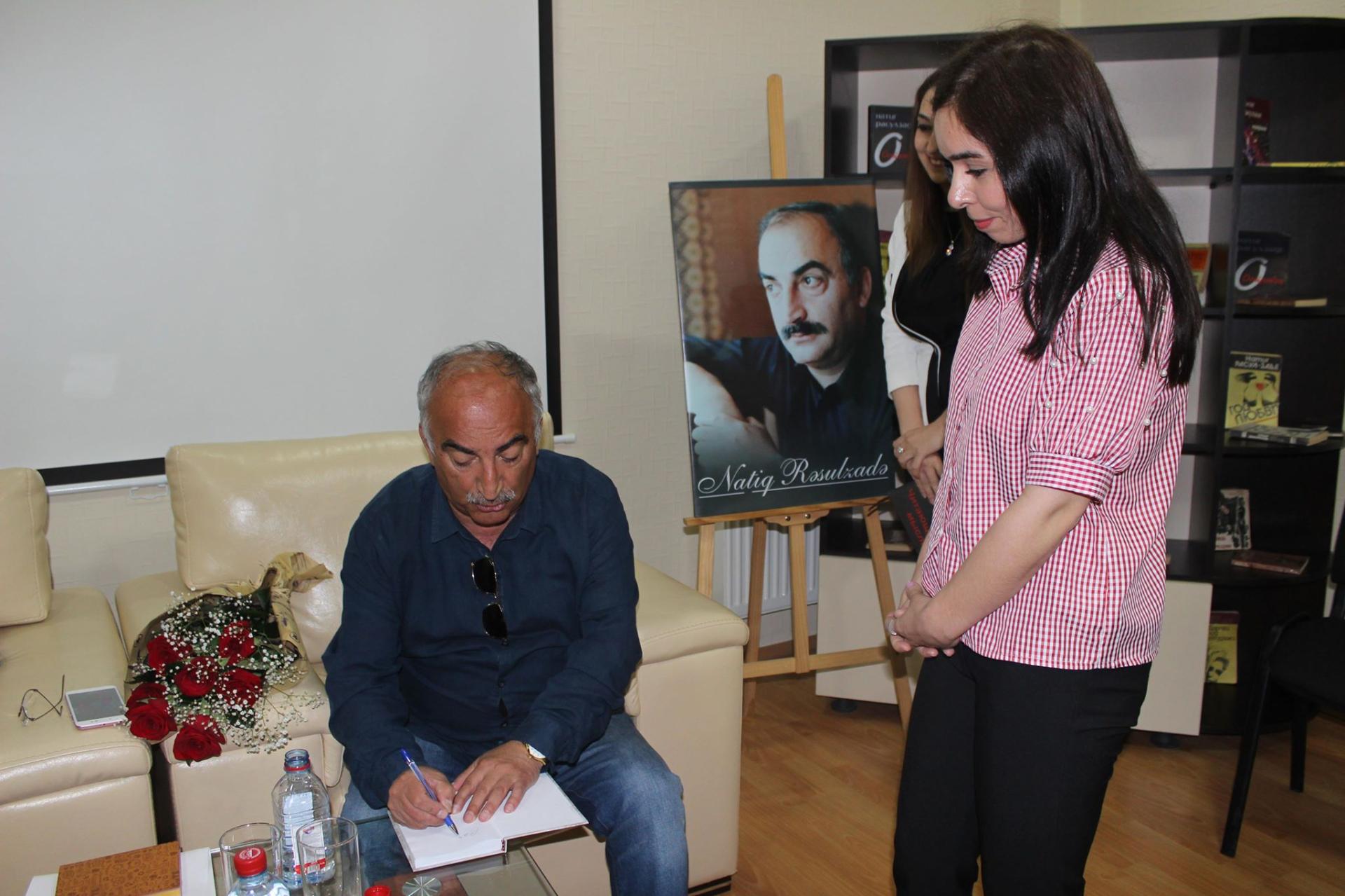 Я люблю пошутить… - в Баку прошла встреча с известным писателем (ФОТО)