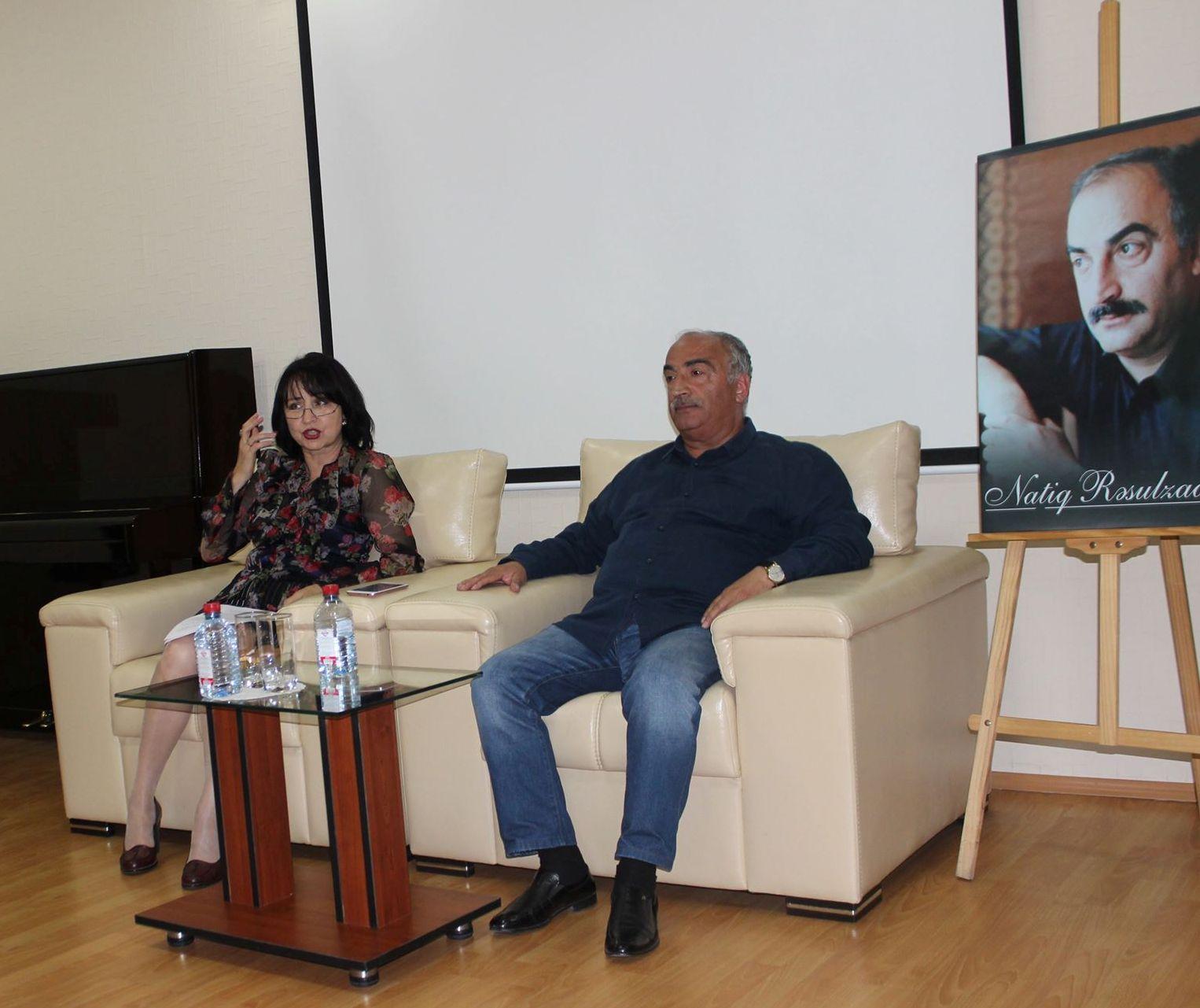 Я люблю пошутить… - в Баку прошла встреча с известным писателем (ФОТО)
