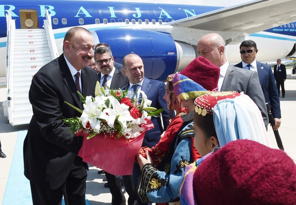 Azerbaijani president arrives in Turkey (PHOTO)
