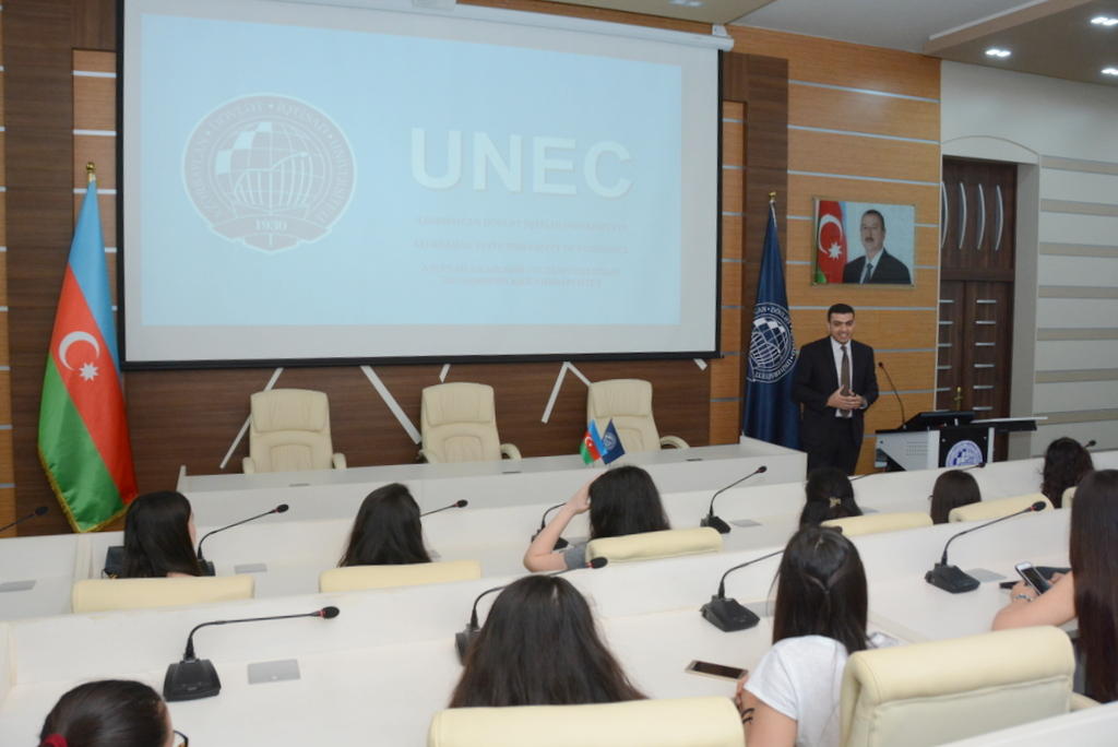 Набравший 700 баллов студент в UNEC (ФОТО)