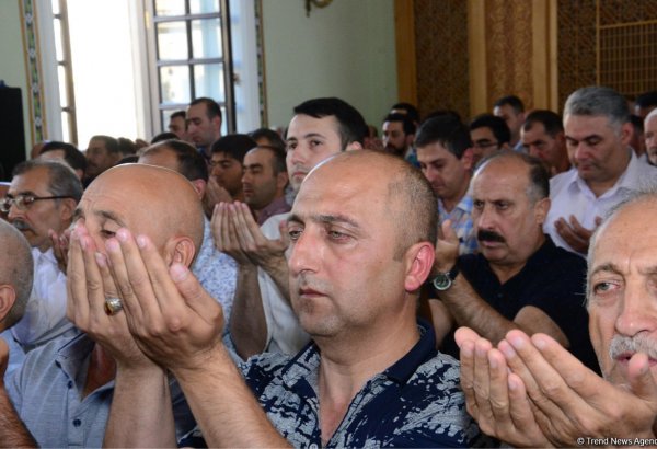 В мечети Тезепир совершен намаз по случаю праздника Рамазан (ФОТО)