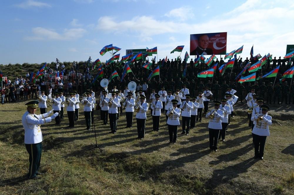 Госпогранслужба Азербайджана организовала победное шествие с двухкилометровым государственным флагом (ФОТО)
