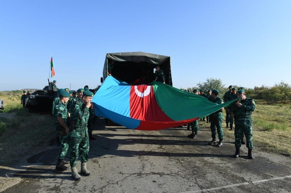 Госпогранслужба Азербайджана организовала победное шествие с двухкилометровым государственным флагом (ФОТО)