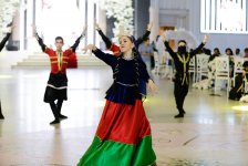 Семь красавиц Азербайджана - свадебные традиции, шоколадный фонтан, шоу фаэтонов и автомобилей (ФОТО)