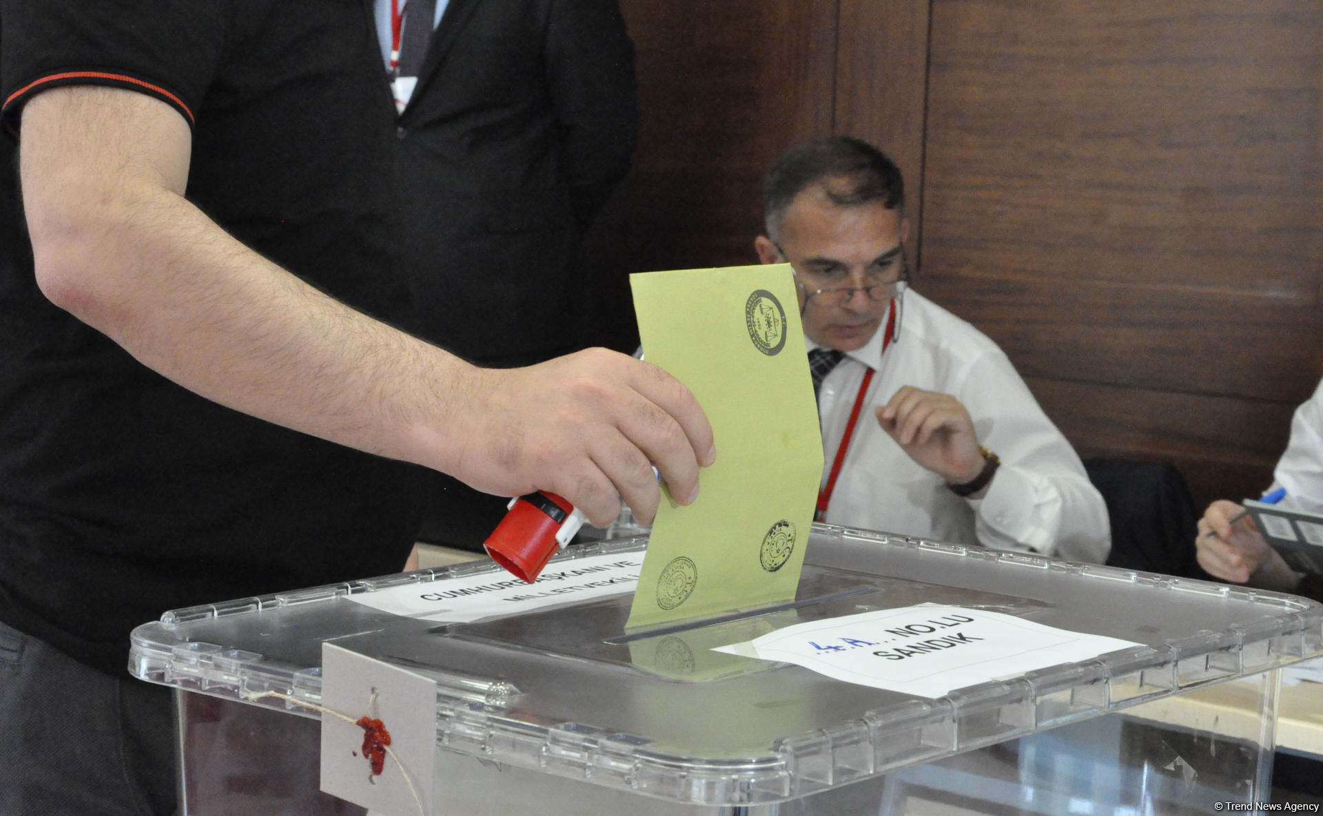 Turkish citizens living in Azerbaijan vote in parliamentary, presidential elections (PHOTO)