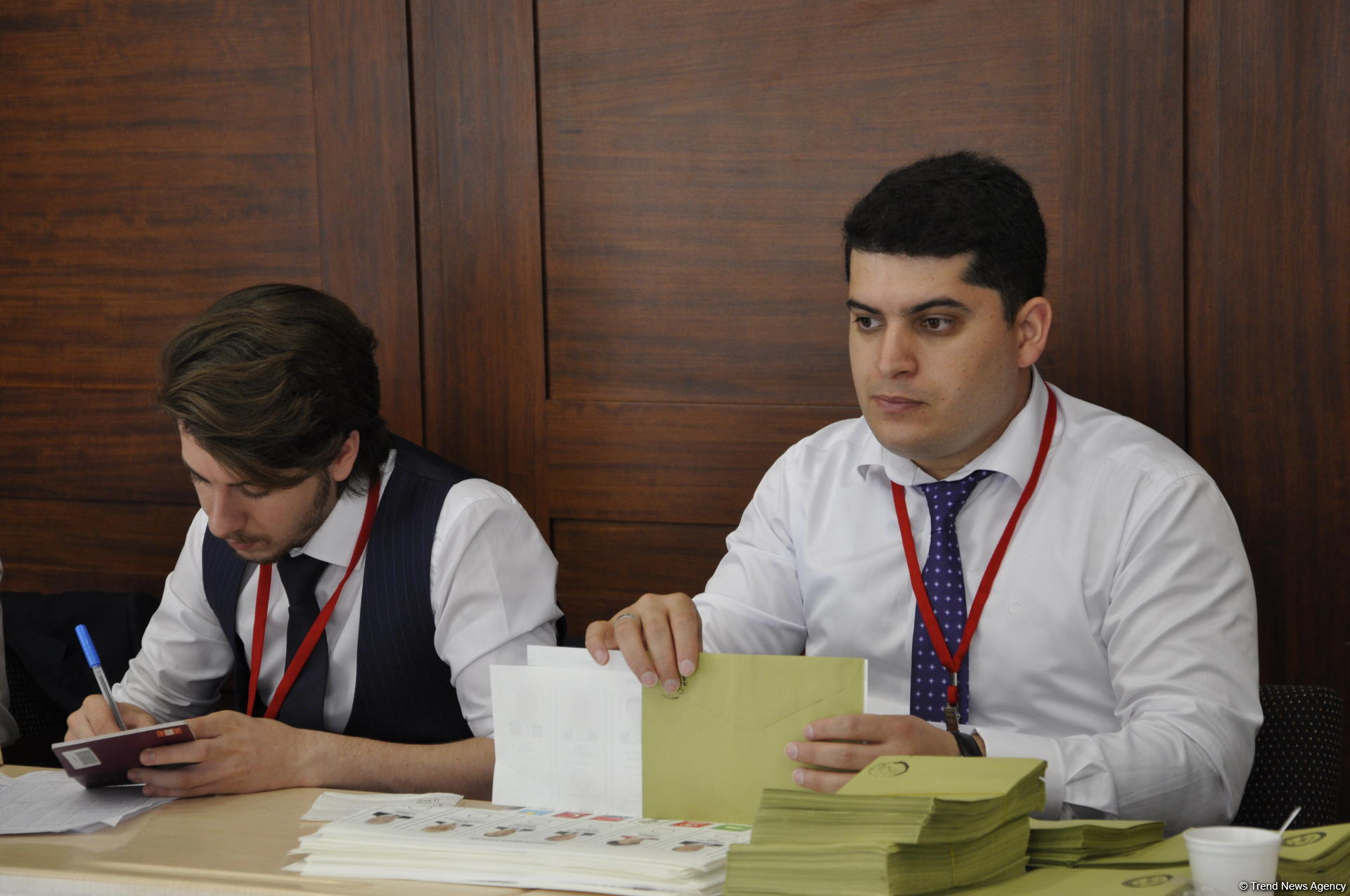 Azerbaycan'da Seçmenler Sandık Başında (Fotoğraf)