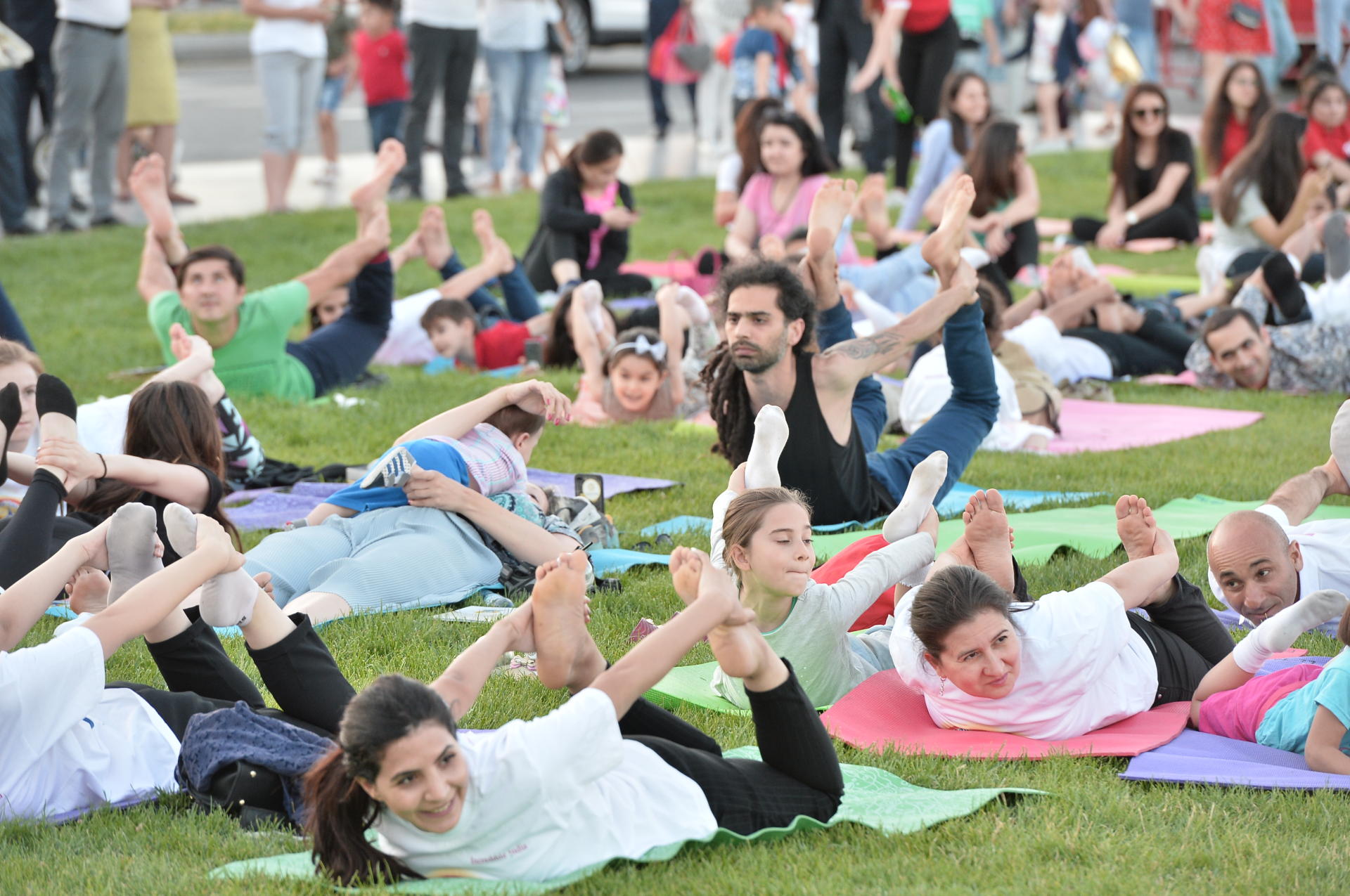 Heydər Əliyev Mərkəzinin parkında Beynəlxalq yoqa günü ilə bağlı yoqa məşğələsi keçirilib (FOTO)