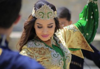 Звезда Узбекистана в шикарной азербайджанской национальной одежде (ФОТО)