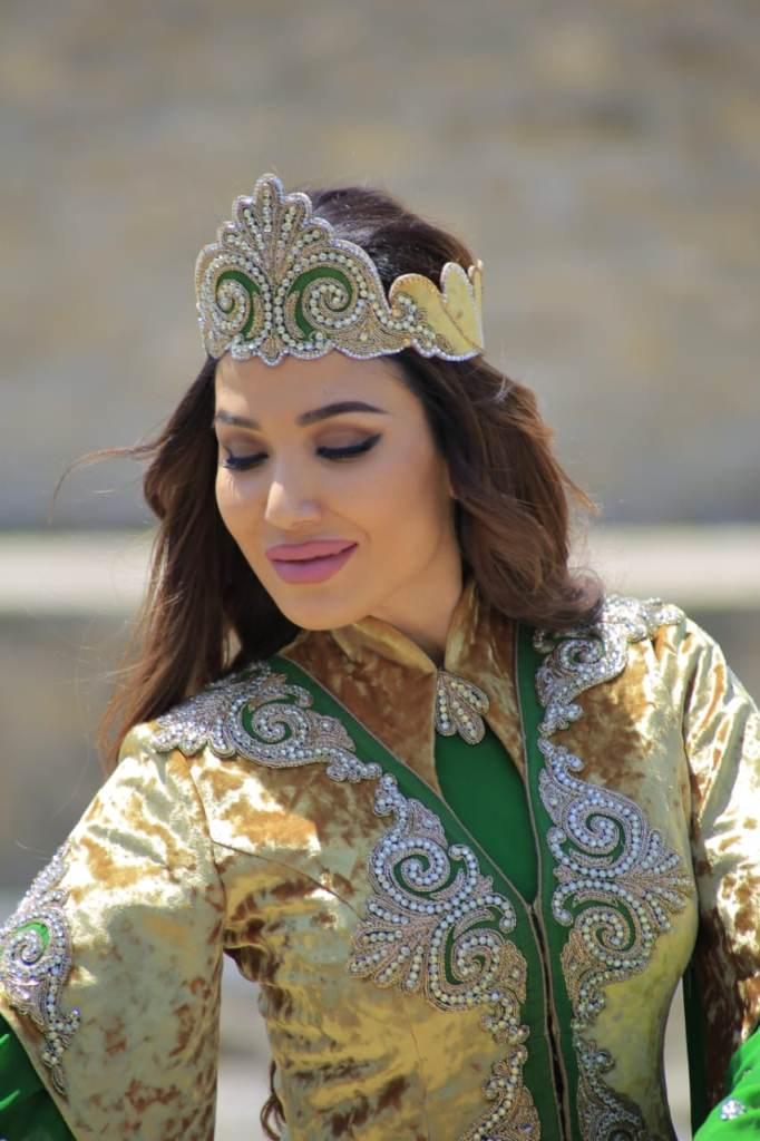 Звезда Узбекистана в шикарной азербайджанской национальной одежде (ФОТО) - Gallery Image