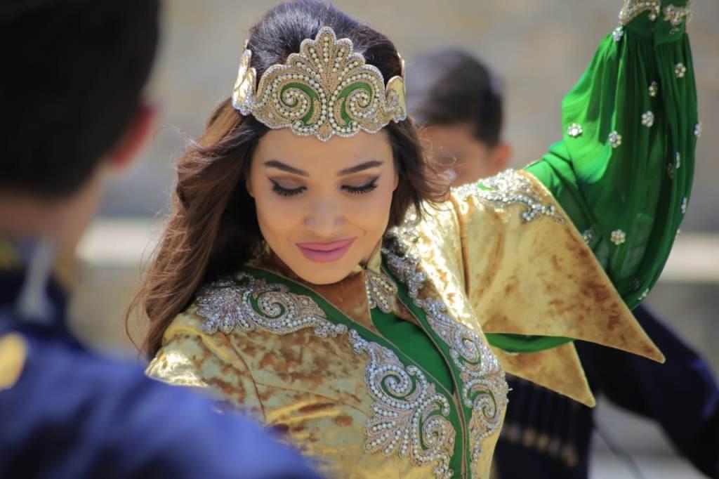 Звезда Узбекистана в шикарной азербайджанской национальной одежде (ФОТО)
