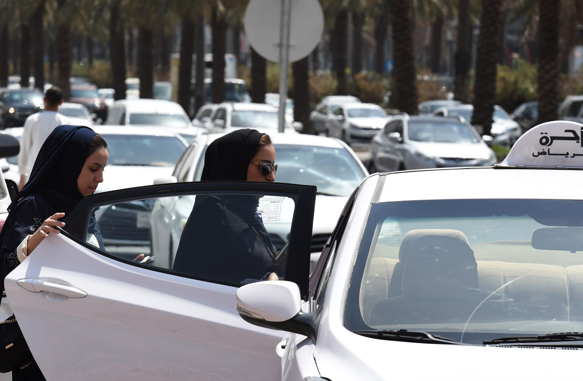 Саудовские женщины, получившие право водить, начали работать в такси - СМИ