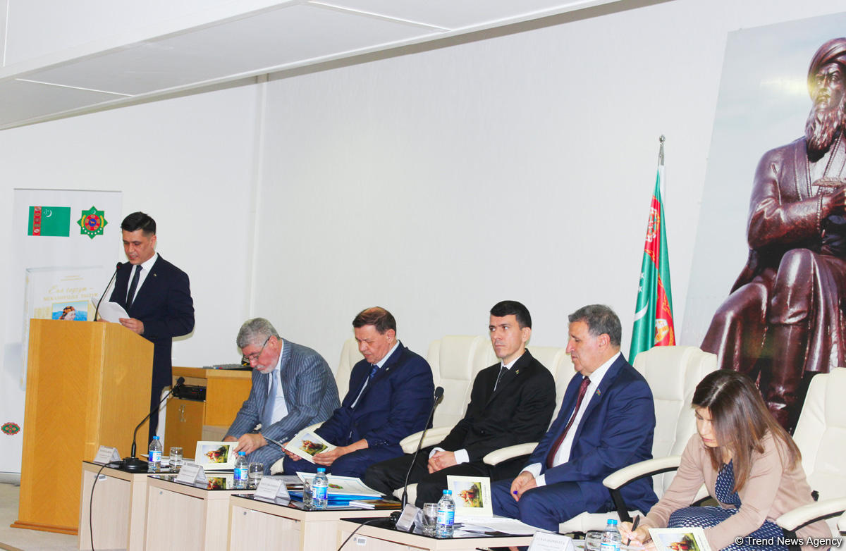 В Баку состоялась презентация литературных трудов президента Туркменистана Гурбангулы Бердымухамедова (ФОТО)