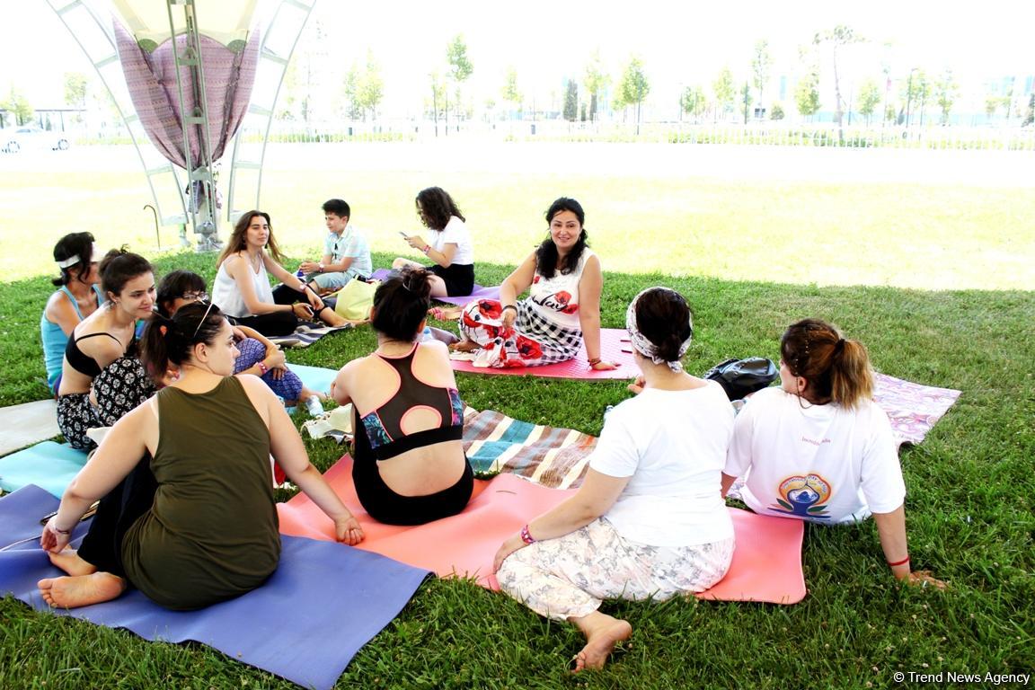 Йога на открытом воздухе - масштабный Фестиваль в Баку (ФОТО)