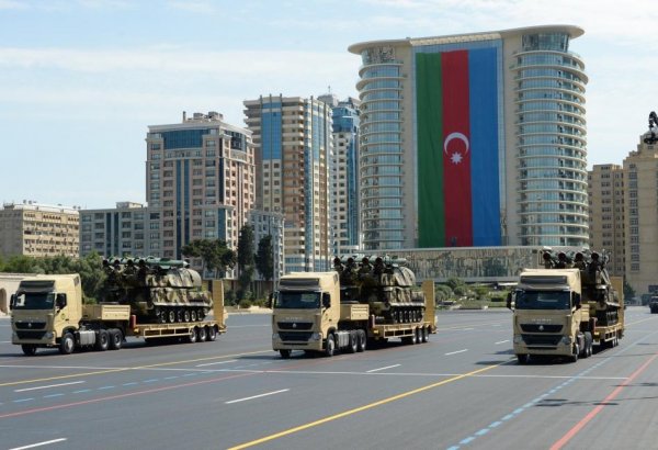 Baku Media Center presents video from military parade on occasion of army centenary