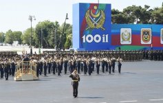 Президент Ильхам Алиев и Первая леди Мехрибан Алиева наблюдали военный парад по случаю 100-летия создания ВС Азербайджана (ФОТО/ВИДЕО)