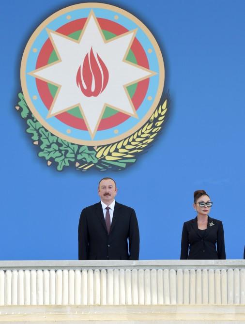 Президент Ильхам Алиев и Первая леди Мехрибан Алиева наблюдали военный парад по случаю 100-летия создания ВС Азербайджана (ФОТО/ВИДЕО)
