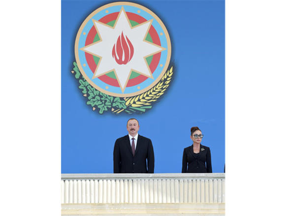 Президент Ильхам Алиев и Первая леди Мехрибан Алиева наблюдали военный парад по случаю 100-летия создания ВС Азербайджана (ФОТО/ВИДЕО)