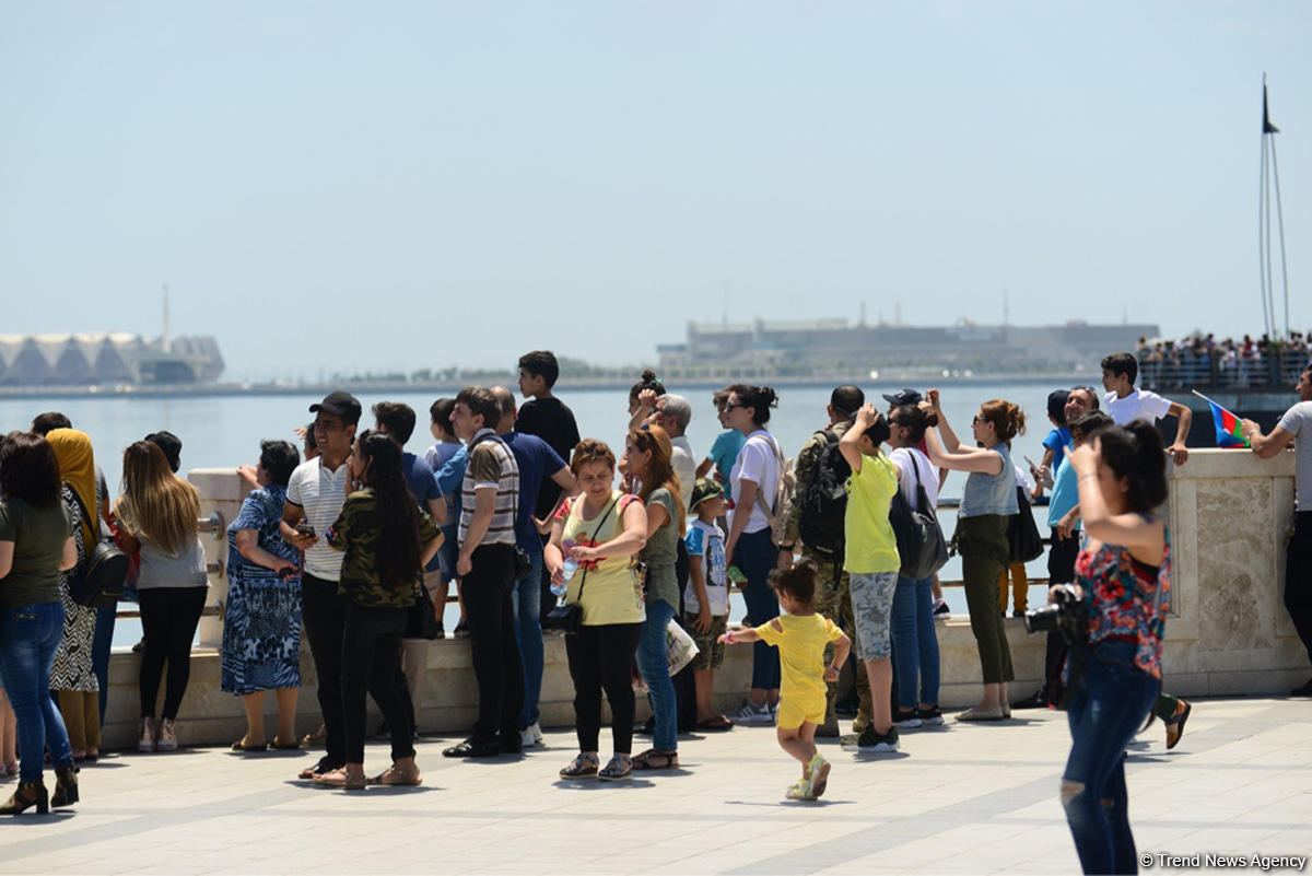 Demonstration flights of Solo Turk and Turkish Stars aircraft above Baku Bay (PHOTO)