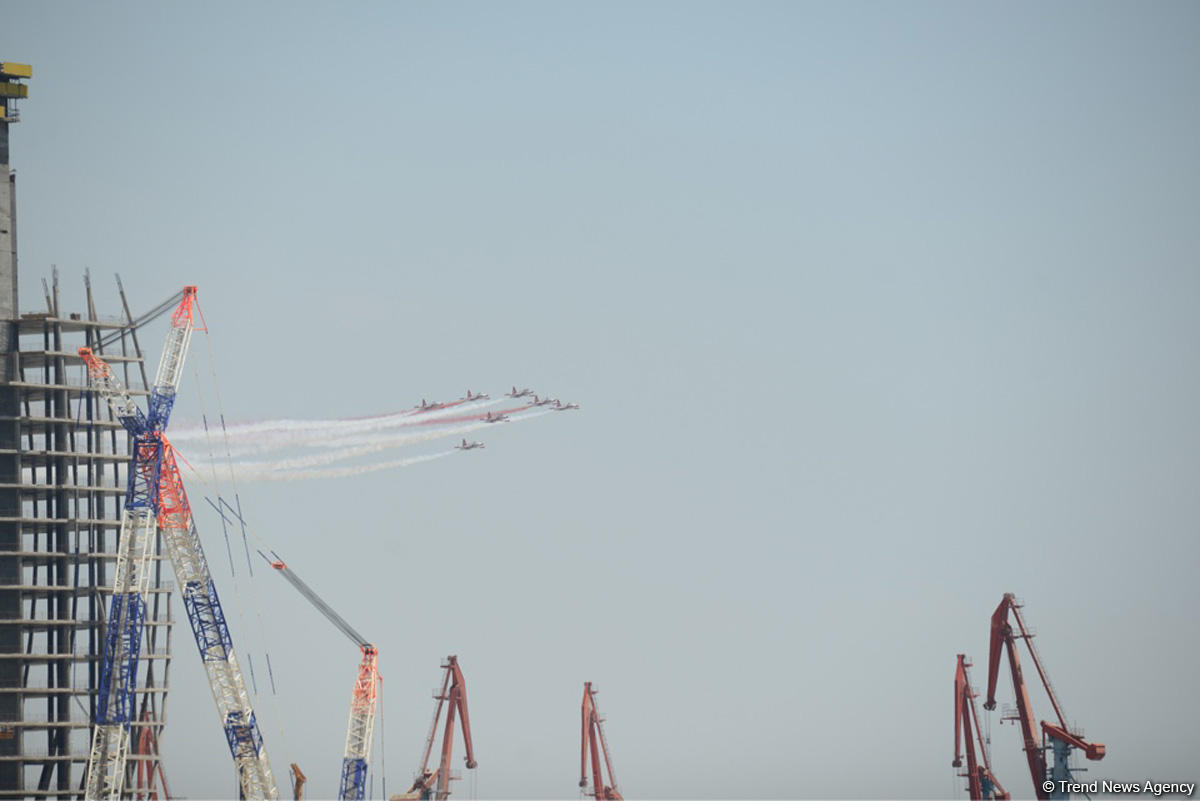 Demonstration flights of Solo Turk and Turkish Stars aircraft above Baku Bay (PHOTO)